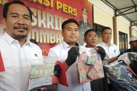 Kasat Reskrim Polres Jombang Menunjukkan Barang Bukti Pembunuhan