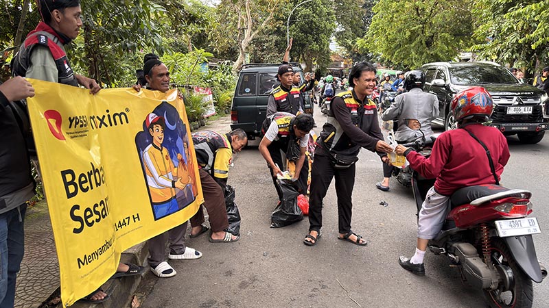Maxim Jawa Barat Salurkan Sembako dan BHR ke Mitra Pengemudi hingga Bagikan Ribuan Takjil saat Ramadan