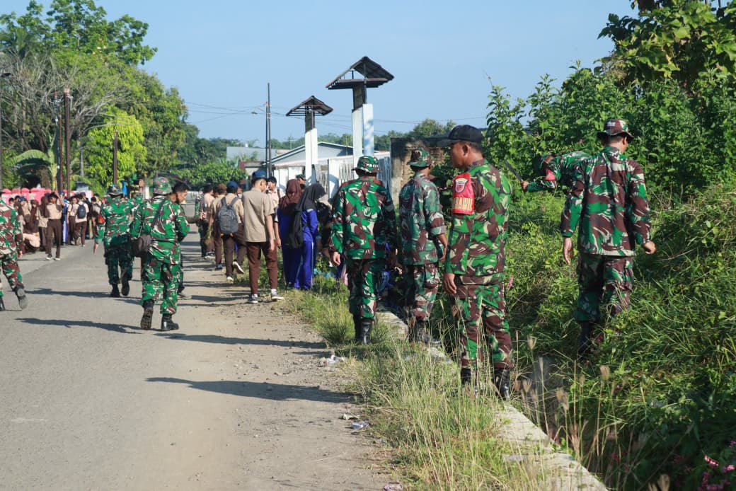730 Orang Tumpah di SMPN 1 Polut: Danramil Pimpin Gotong Royong Bersihkan Lingkungan 