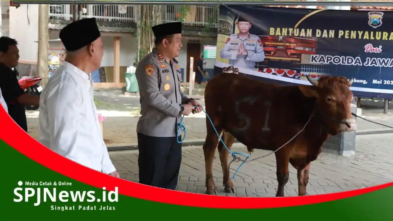 Kapolres Jombang Serahkan Sapi Kurban ke Ponpes Tebuireng