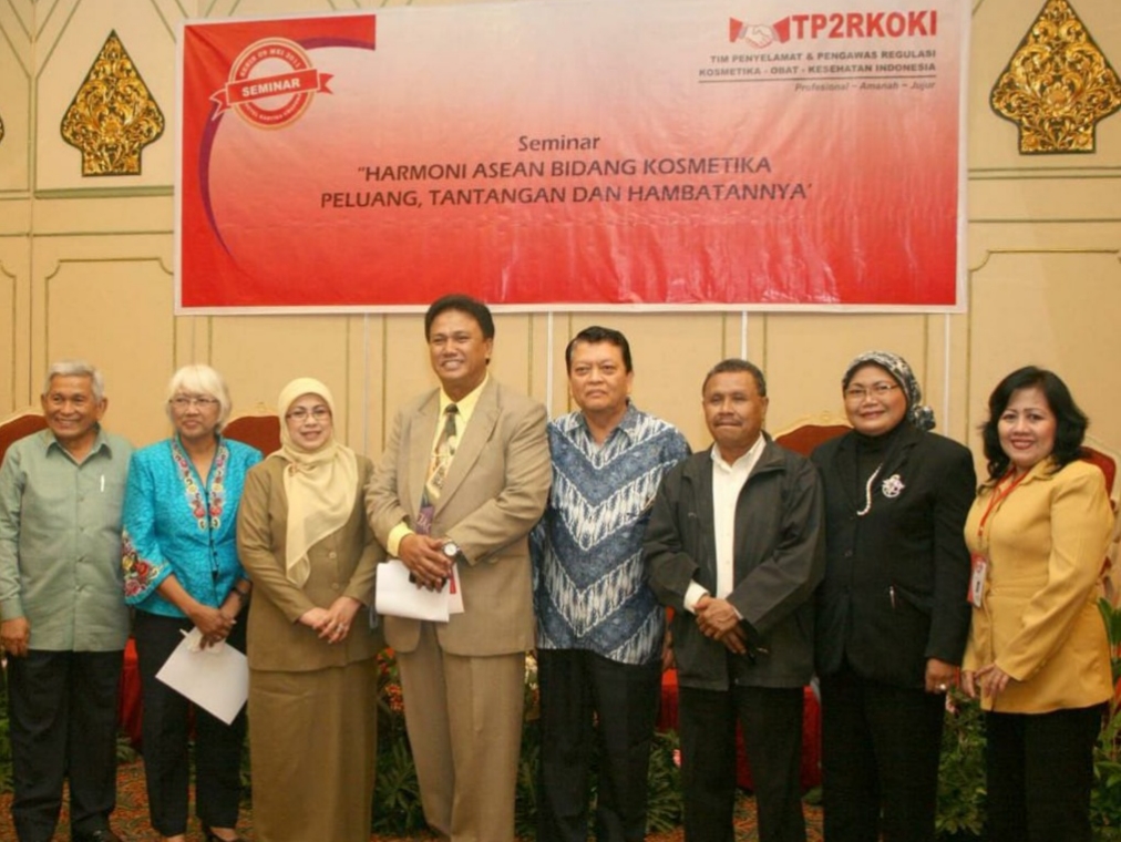 Keterangan foto : Nampak dalam gambar Ketua Umum DPP. GPSH H.M.Ismail, SH, MH (lima dari kanan) yang juga Ketua Tim Penyelamat dan Pengawas Regulasi Kosmetika, Obat, dan Kesehatan Indonedia (TP2RKOKI) bergambar bersama Dirjen Bina Farmasi & Bina Peralatan  Kesehatan Kemenkes RI Sri Indarwati (tiga dari kiri), Ketum PERKOSMI / Perhimpunan Produsen Kosmetika Indonesia Nuning S Brawa (dua dari kiri), Drs. H.Rainal Rais, Pembina DPP Himpunan Pengusaha Pribumi Indonesia (paling kiri) dan pejabat BPOM RI usai penyerahan Pisgam Penghargaan pada 10 Mei 2011 lalu di Jakarta.