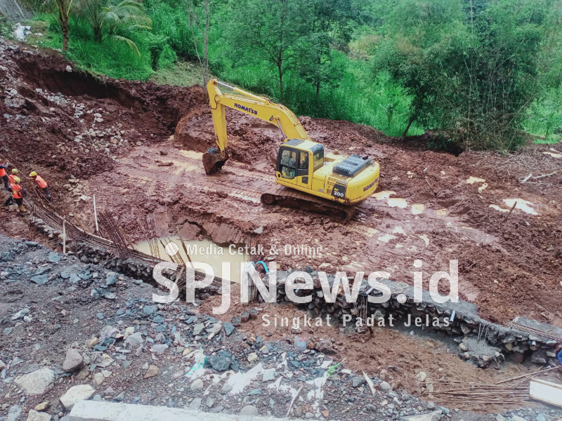 Alat berat tengah mengerjakan perbaikan jalan longsor penghubung Tulungagung-Ponorogo. (foto : mualiamin/spjnews.id)
