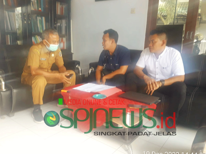 Tim LSM GMBI Distrik Tulungagung saat konfirmasi di kantor Inspektorat Tulungagung, bersama Subianto selaku Sekretaris Inspektorat, Selasa (20/12/2022). Foto: mualimin/spjnews.id