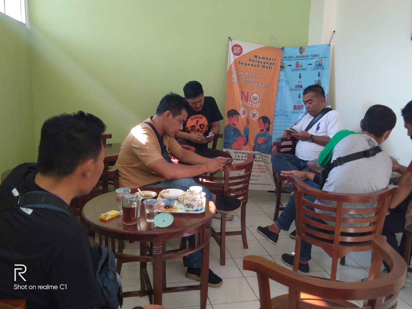 Tim wartawan menunggu konfirmasi dan klarifikasi kurang lebih dua jam baru di temui Pongky selaku Sekdin BKPSDM Kabupaten Tulungagung, kamis (25/05/2023)