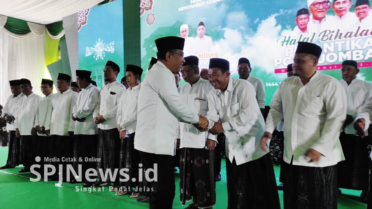 Ketua PBNU KH Yahya Cholil Staquf memberikan ucapan selamat kepada pengurus PCNU Jombang