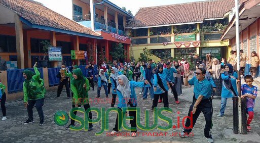 Para Kepala Sekolah se-Gugus 05 Satkerdik Kec. Dayeuhkolot Kab. Bandung dan Guru serta staf dan operator saat melaksanakan senam, Sabtu (19/08/2023). Foto : Herbil/spjnews.id