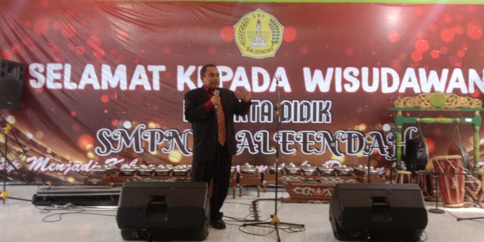 H. Sapto Mardono, S.Pd., M.Si Kepala SMPN 1 Baleendah Kabupaten Bandung, saat memberikan sambutan kepada para wisudawan, Kamis (13/06/2024). Foto : Herbil/spjnews.id
