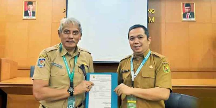 Eri Hermawan, Kepala Bidang Jalan dan Jembatan pada Dinas Pekerjaan Umum dan Tata Ruang Kabupaten Bandung saat menerima anugerah Sertifikat Hak Kekayaan Intelektual dari Kemenkumham RI. (Dok. Istimewa)