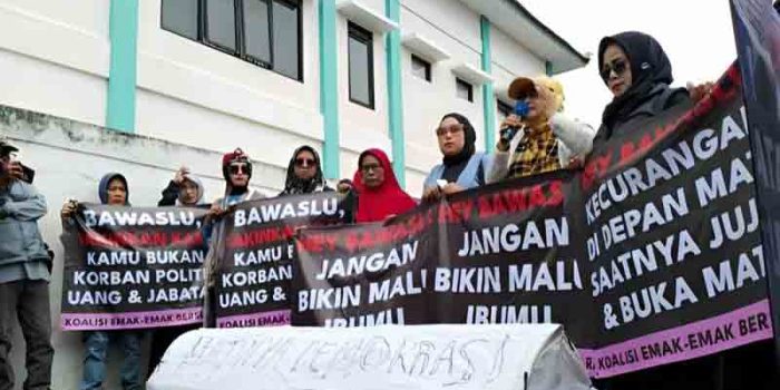 Rakyat Kabupaten Bandung Bersatu saat menggelar demonstrasi pada Senin (2 Desember 2024) di Alun-Alun Kabupaten Bandung. (Dok. Istimewa)
