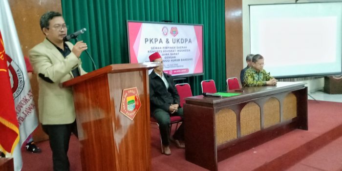 Ketua DPD K.A.I Jabar Adv. Asep Mulyana, SH, C.IL. C.NS. C.SM, saat memberikan sambutan kepada para peserta PKPA dan UKDPA, Jum'at (23/05/2025). Foto : Herbil