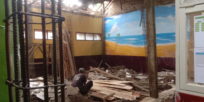 Pembangunan RKB tingkat dan satu ruang kelas yang di rehabilitasi SDN Rancamanyar 1 Desa Rancamanyar Kecamatan Baleendah Kabupaten Bandung, tanpa ada papan informasi pembangunan, Rabu (04/6/2025). Foto : Ist