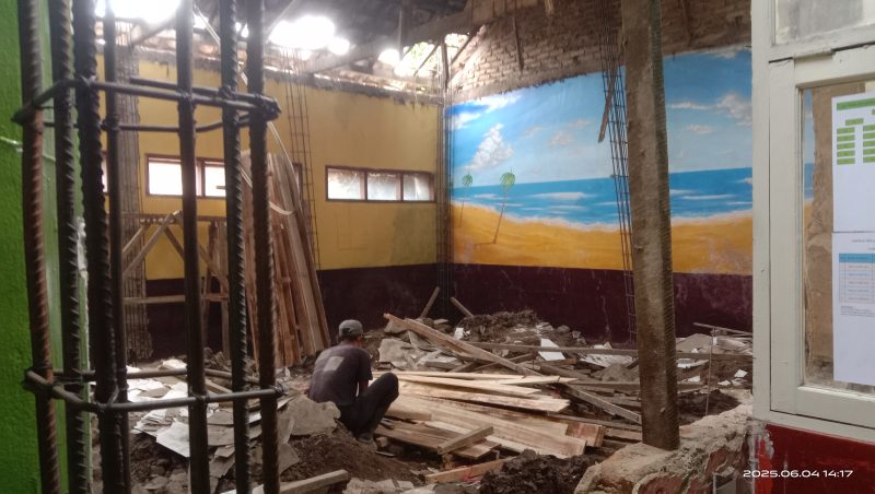Pembangunan RKB tingkat dan satu ruang kelas yang di rehabilitasi SDN Rancamanyar 1 Desa Rancamanyar Kecamatan Baleendah Kabupaten Bandung, tanpa ada papan informasi pembangunan, Rabu (04/6/2025). Foto : Ist