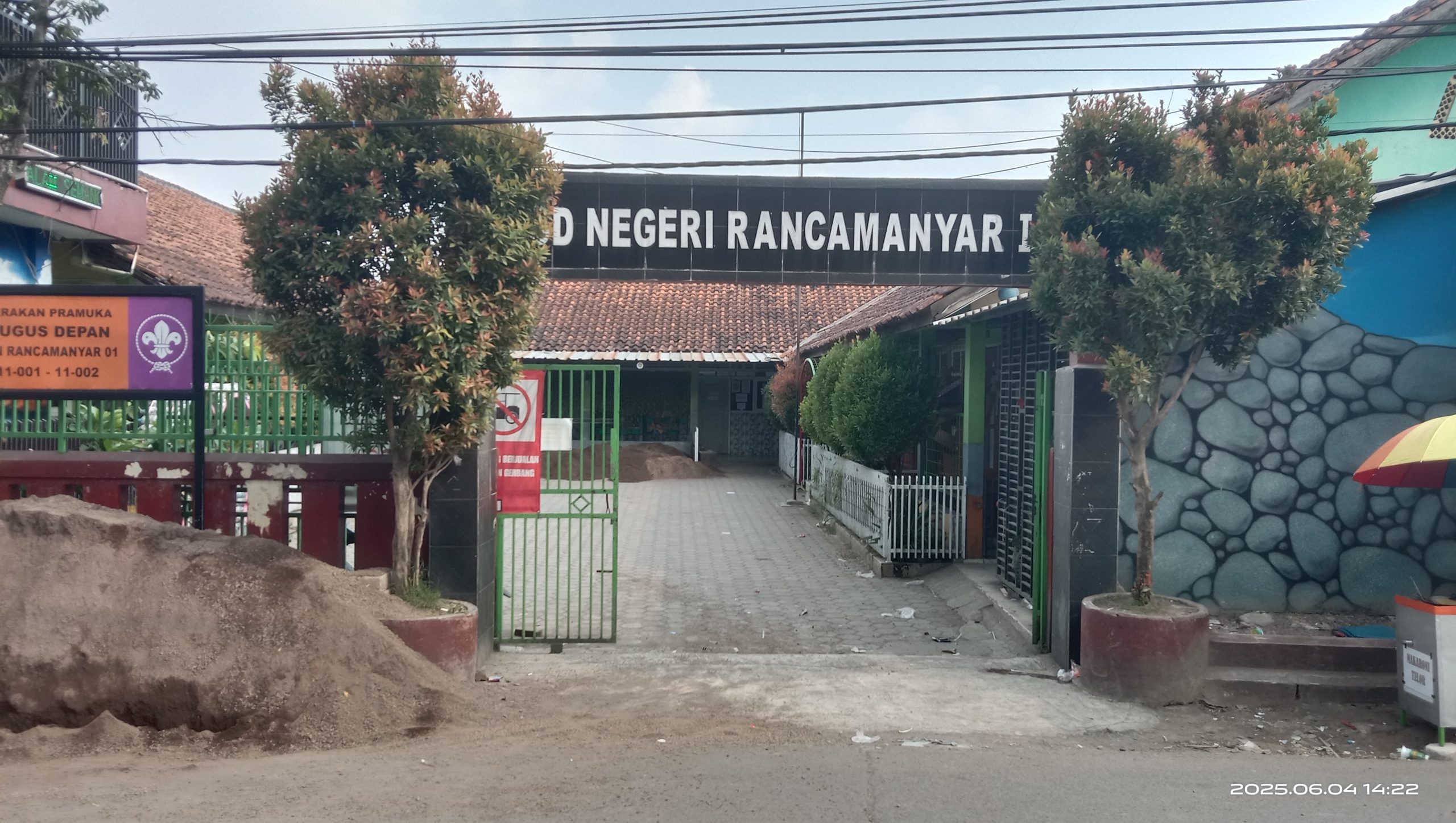 Gerbang SDN Rancamanyar 1 Desa Rancamanyar Kecamatan Baleendah Kabupaten Bandung, Rabu (04/6/2025).
