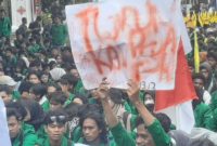 Poster Aliansi Masyarakat & Mahasiswa Pase menyerukan tuntutan, mulai dari reformasi DPR-Polri hingga penolakan kenaikan tunjangan DPR. (Dok : Instagram/@komite_independenkampus)